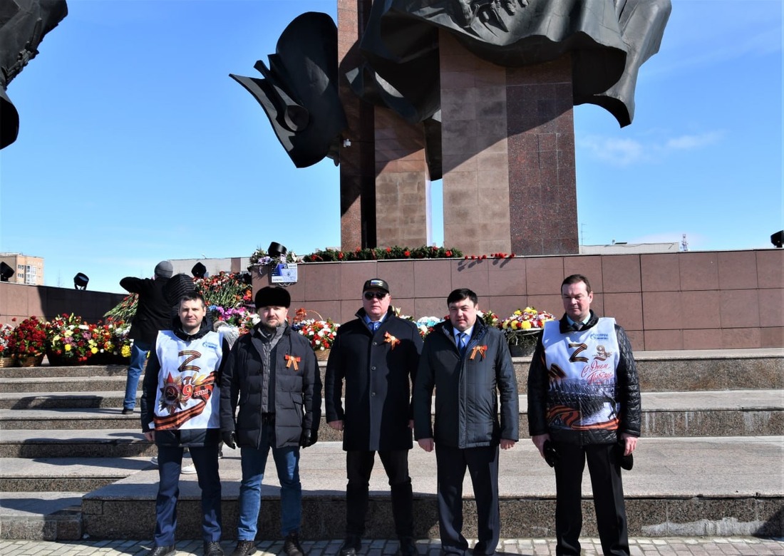 Участники церемонии возложения цветов